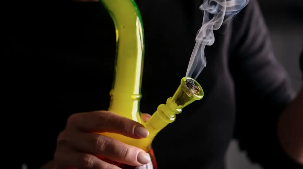 A Beginner’s Guide to Hitting Bongs - Select Vape